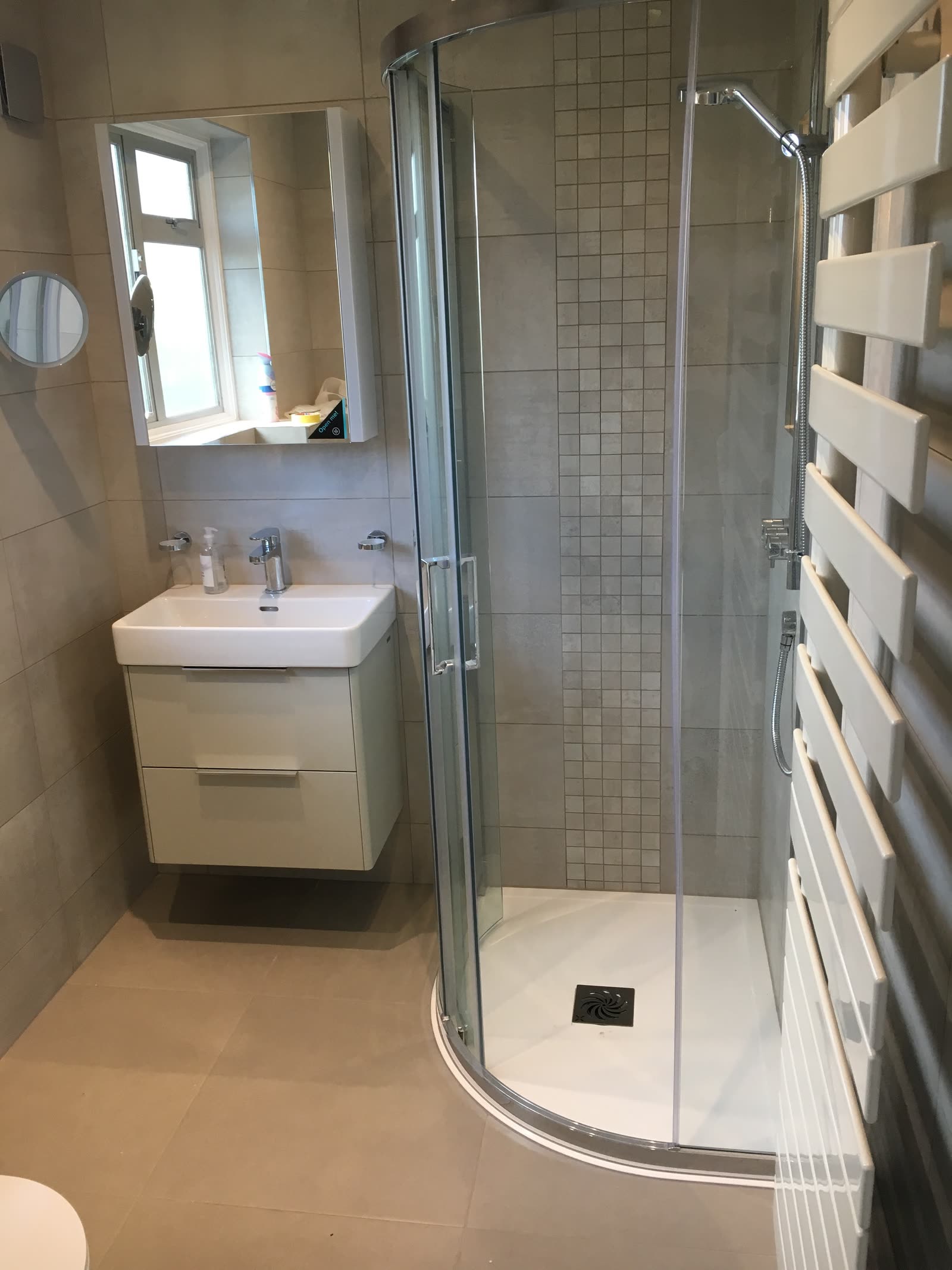 A bathroom refurbished by Oatlands Heating & Plumbing